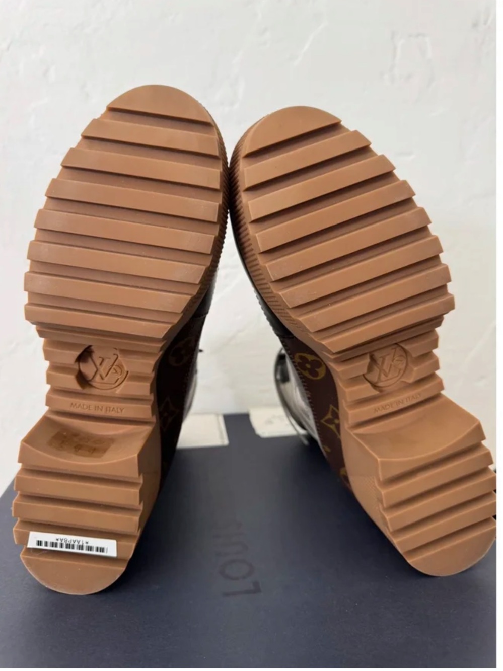 New Never Worn Louis Vuitton Laureate 37.5 - Picture 2 of 7